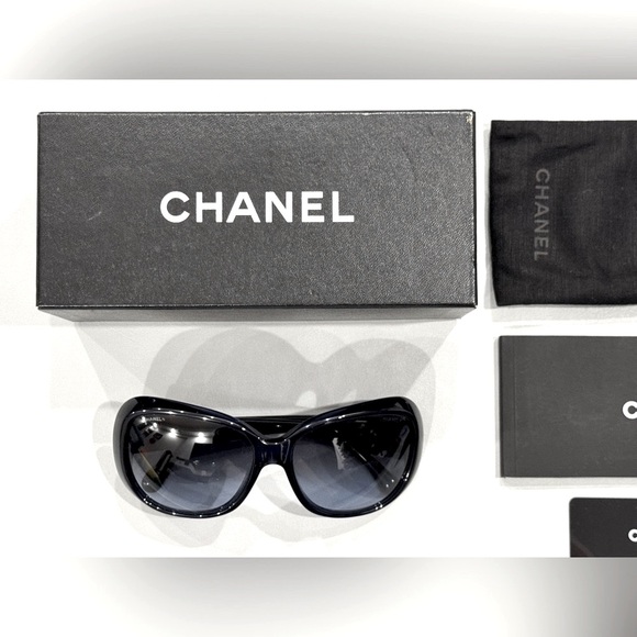 Chanel CC Camellia Sunglasses - Full Inclusion - Picture 3 of 6